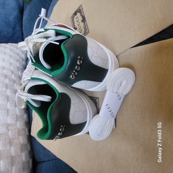 Gucci White and Green Sneakers with Signature Stripe - Picture 10 of 11